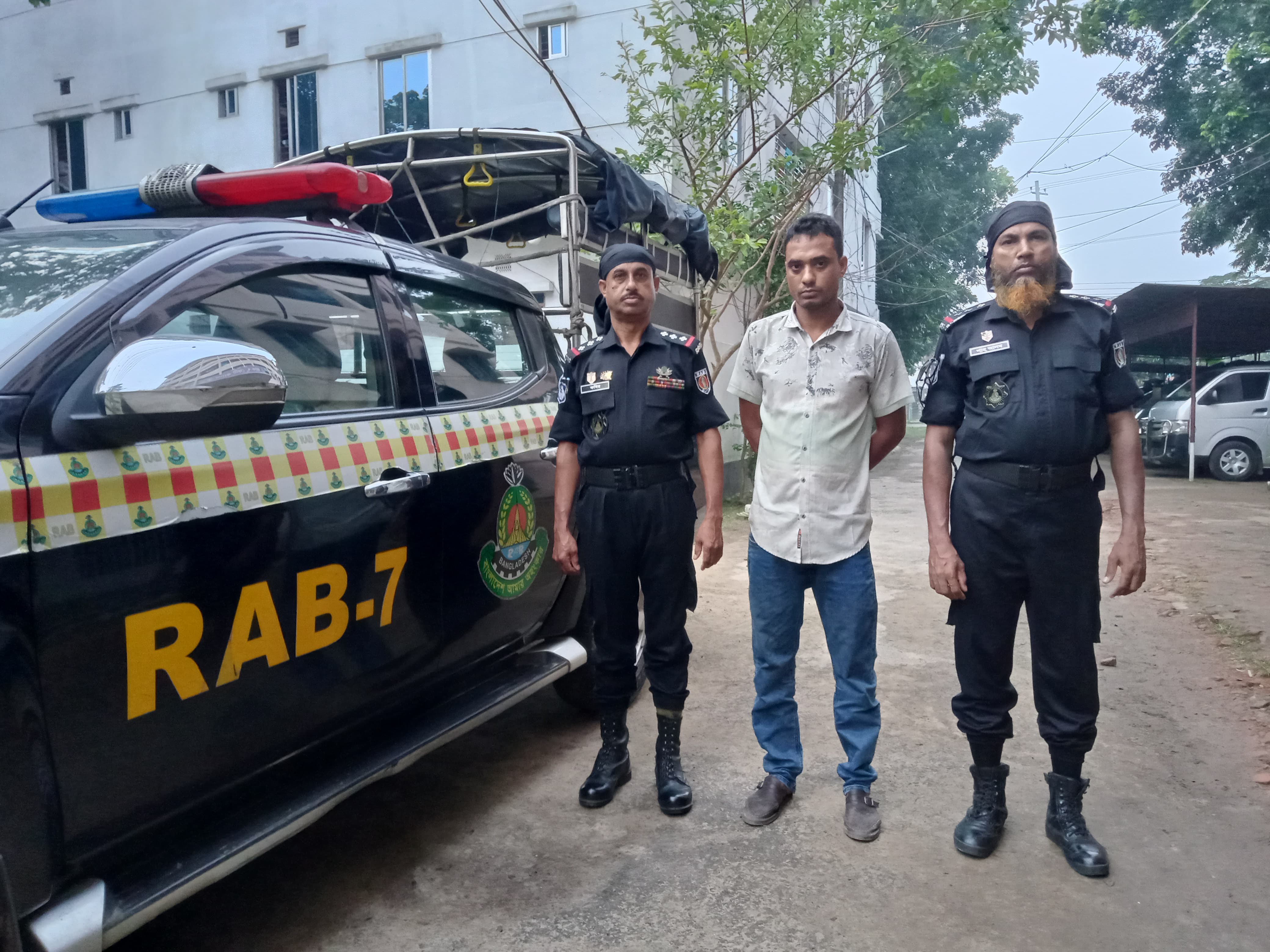 ফেনীতে আন্তঃজেলা ছিনতাইকারী চক্রের প্রধানকে আটক করেছে র‍্যাব