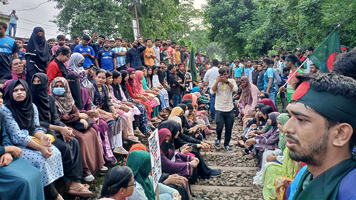 রাজশাহীর সাথে সারা বাংলাদেশের রেলপথ অবরোধ করে রাবির শিক্ষার্থীরা