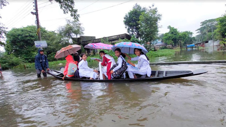 দুর্ভোগের মধ্যেই পরীক্ষায় অংশ নিলেন শিক্ষার্থীরা