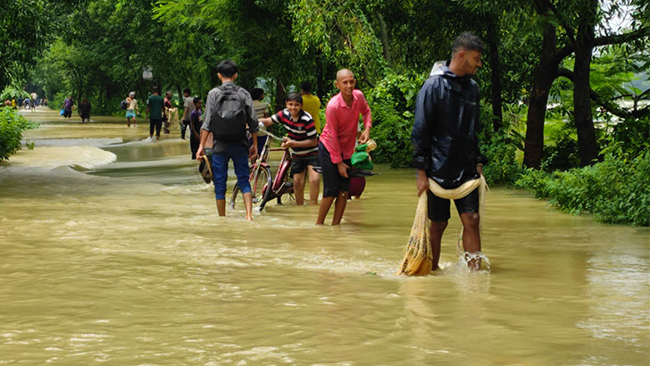 ফুলগাজীতে বন্যা পরিস্থিতি ভয়াবহ পানিবন্দী লাখ লাখ মানুষ