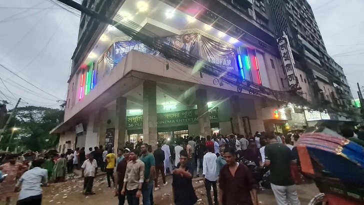 তুফান ছবির টিকিট না পেয়ে মধুমিতা হলে ভাঙচুর
