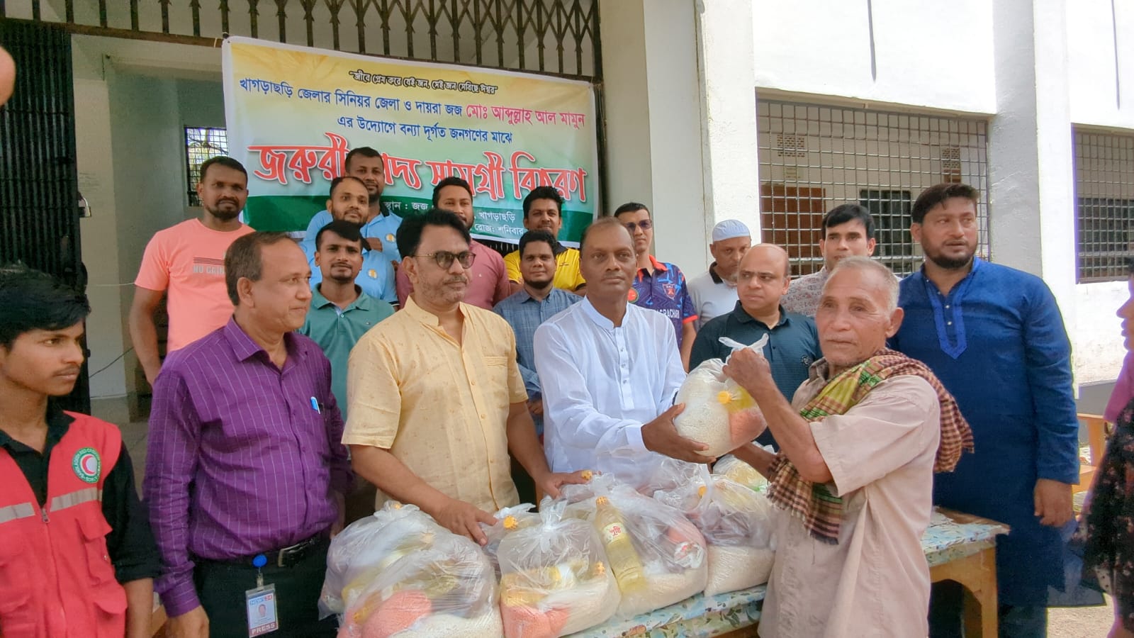 জজ মোঃ আব্দুল্লাহ আল মামুন এর উদ্যোগে বন্যার্তদের মাঝে খাদ্য সামগ্রী বিতরণ