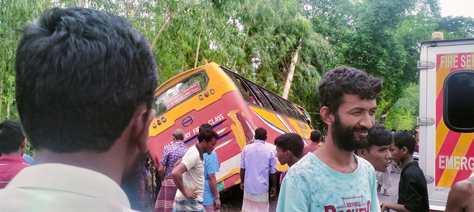 বাস-সিএনজি’র মুখোমুখি সংঘর্ষে গঙ্গাচড়ায় দুই নারীসহ নিহত - ৩