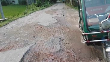 রংপুর নগরীর কামারের মোড় হইতে মীরগঞ্জ বাজার সড়কের বেহাল দশা
