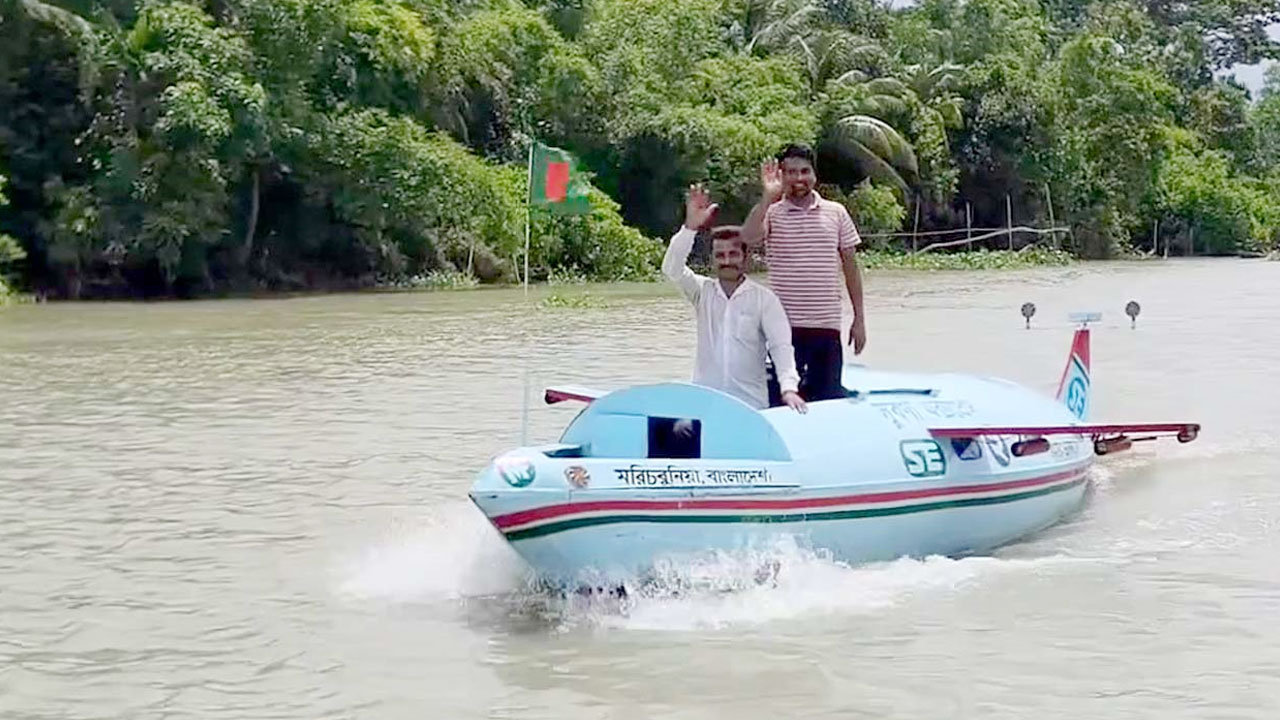 বরিশালের মোস্তফার বানানো ‘বিমান’ চলছে পানিতে