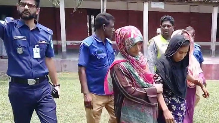 গাইবান্ধায় ক্লাসে ঢুকে ৪ ছাত্রীকে ছুরিকাঘাত, ঘাতক নারী আটক